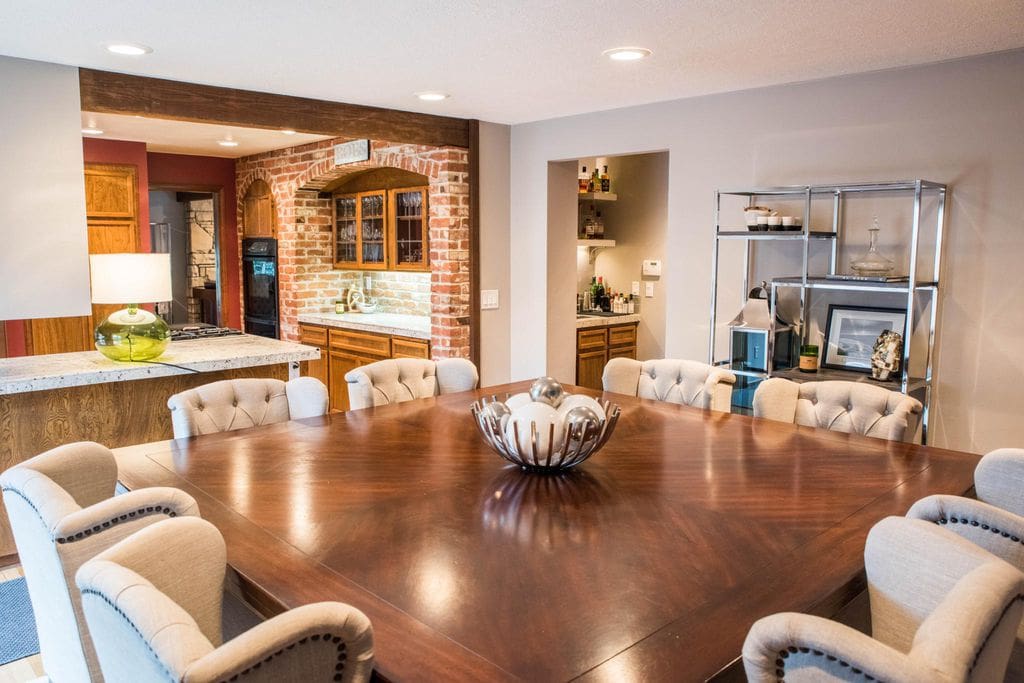 Dining room w/8 seats