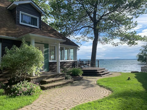 Spacious Cottage Escape with Lakeside Hot Tub