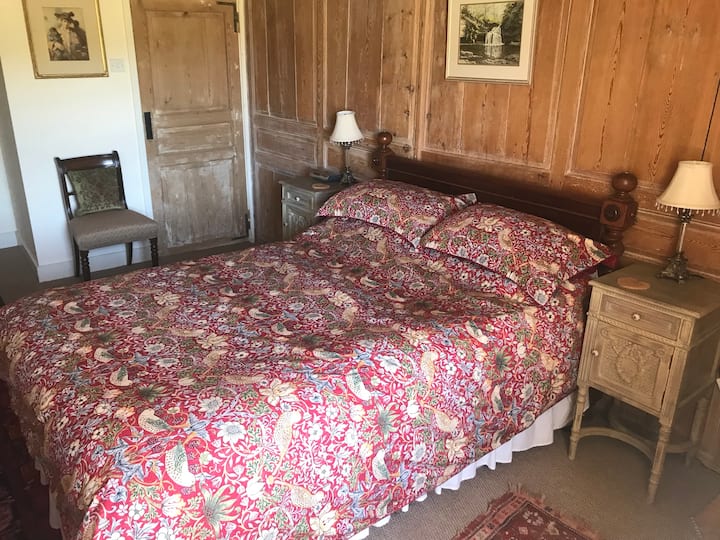 Брачен кревет со брачен кревет (широк 180-220 см) Стар панел дрвен ѕид . Уживајте со карактер .a Телевизор, исто така, ако ви се допаѓа удобна лага.
Прекрасен поглед од прозорецот !