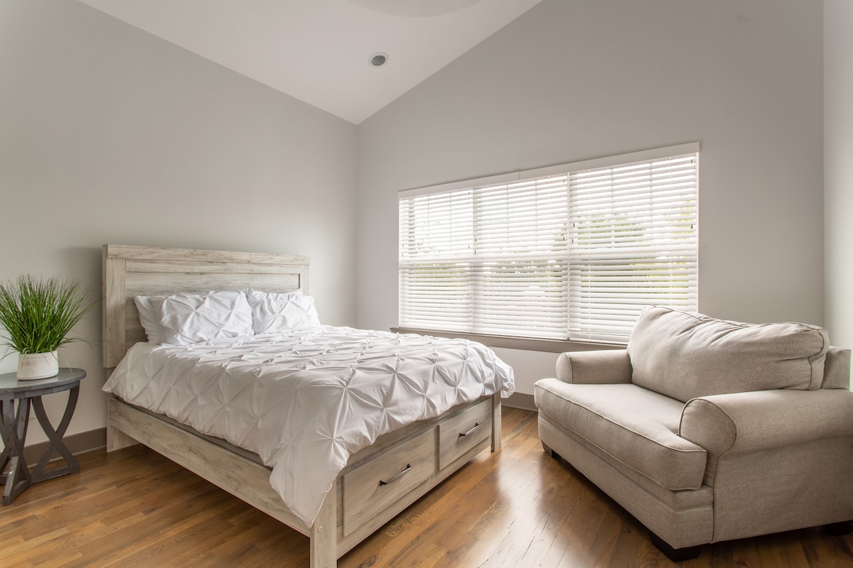 位于顶楼三楼的卧室，步行出入式甲板，同一楼层有洗衣机和烘干机房