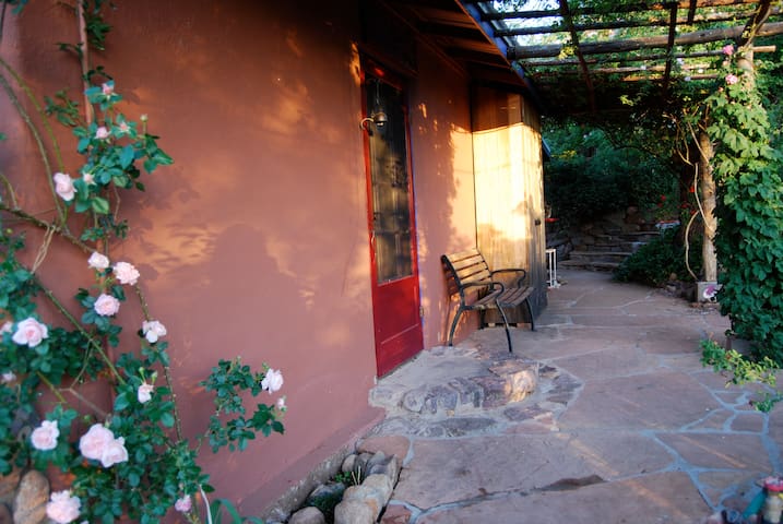 1920's ADOBE ECO-COTTAGE & GARDEN~ Relax & Retreat