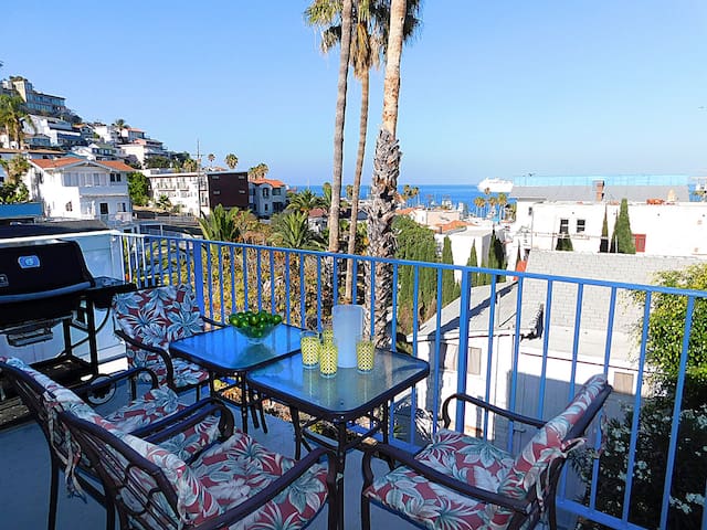 Cozy 2 bedroom, ocean view, 2 blocks from water,
