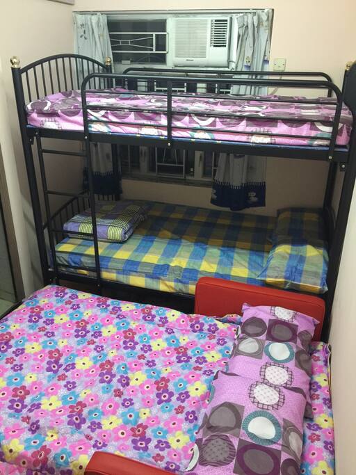 4'x6' (1.22x1.83m) bunk bed and sofa bed 四尺乘六尺(1.22x1.83米) 雙層床和沙發床