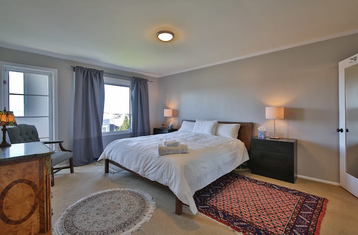 priestranná spálňa s luxusnou manželskou posteľou