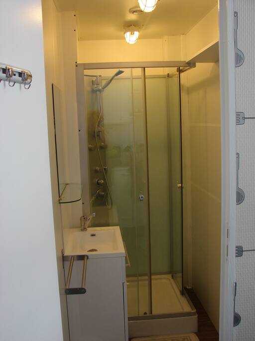 une salle de douche