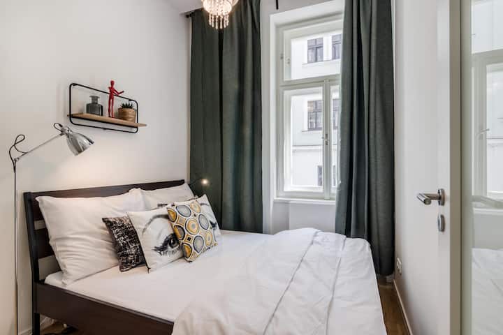 Искате ли да прочетете любимата си книга, преди да спите? Ако е така, ще намерите практичната ни супер модерна лампа.