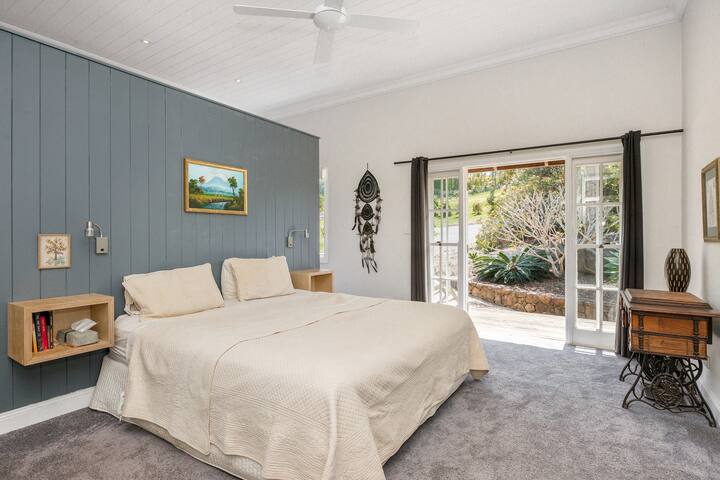 Dormitorio principal con bata y terraza privada.