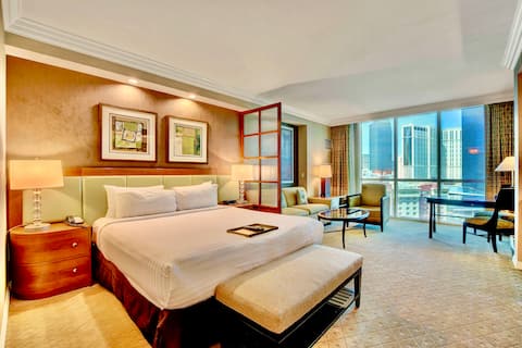 No Resort Fee ! Strip View Suite - Pools & Valet
