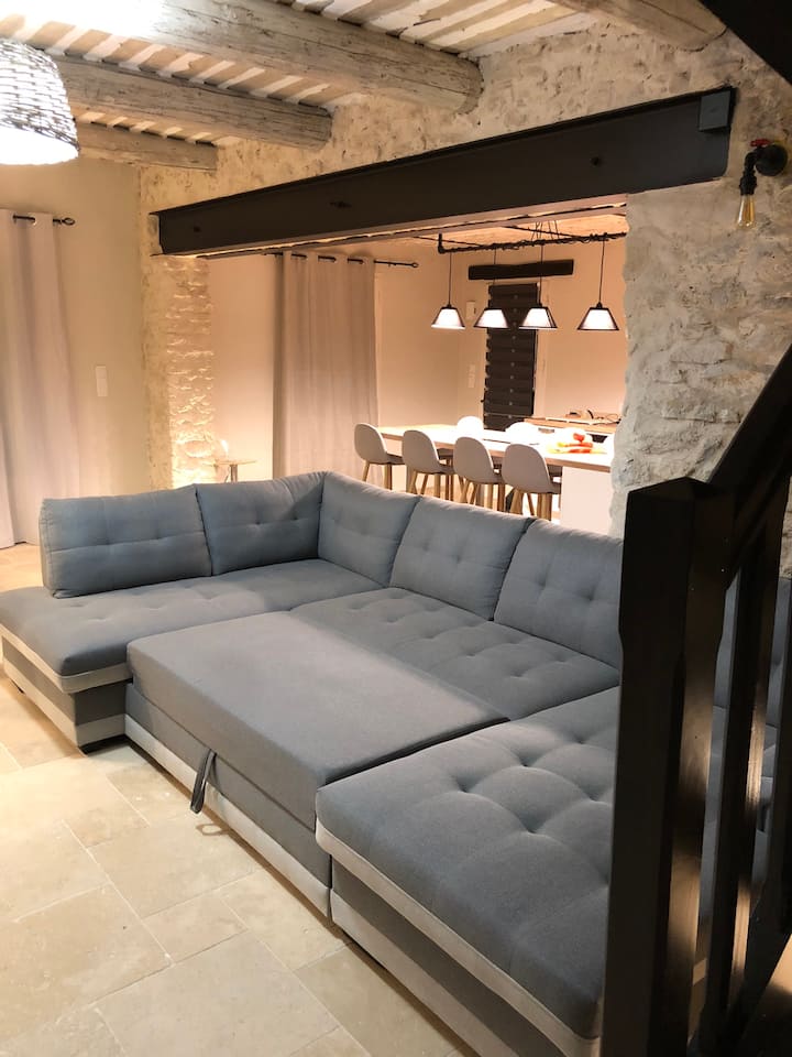 โซฟาแบบเปิดโล่งบนเตียง