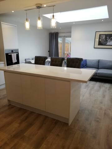 Modern suburban 5 bed d13 gallery image 2