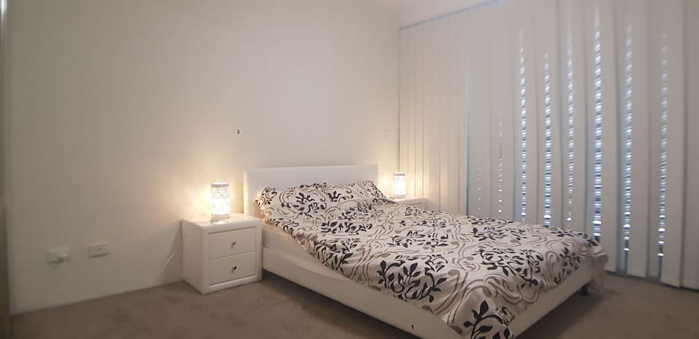 Large spacious clean APT near central station