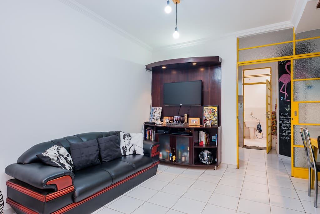 Sala compartilhada com os anfitriões.