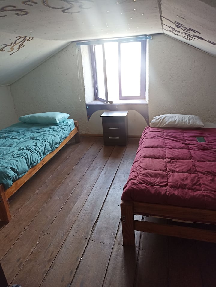 Dhomë gjumi e vendosur në katin e dytë.