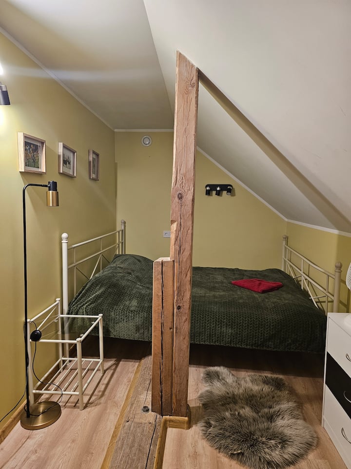 غرفة نوم ثانية في الطابق العلوي، بجوار مرحاض وغرفة استحمام