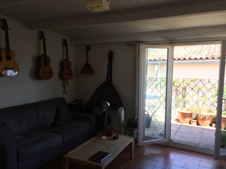 Le salon avec canapé lit où je dors