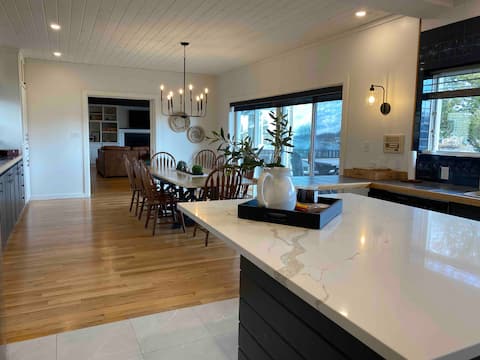 Riviera Lodge | Lrg Renovated Waterfront Property
