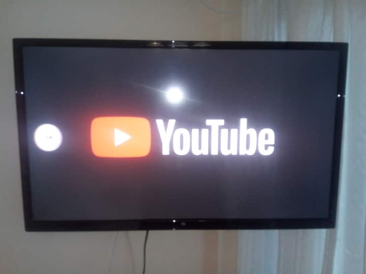 טלוויזיה חכמה 32אינץ' בסלון