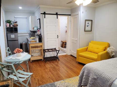 Relaxing Bungalow Efficiency with private parking.