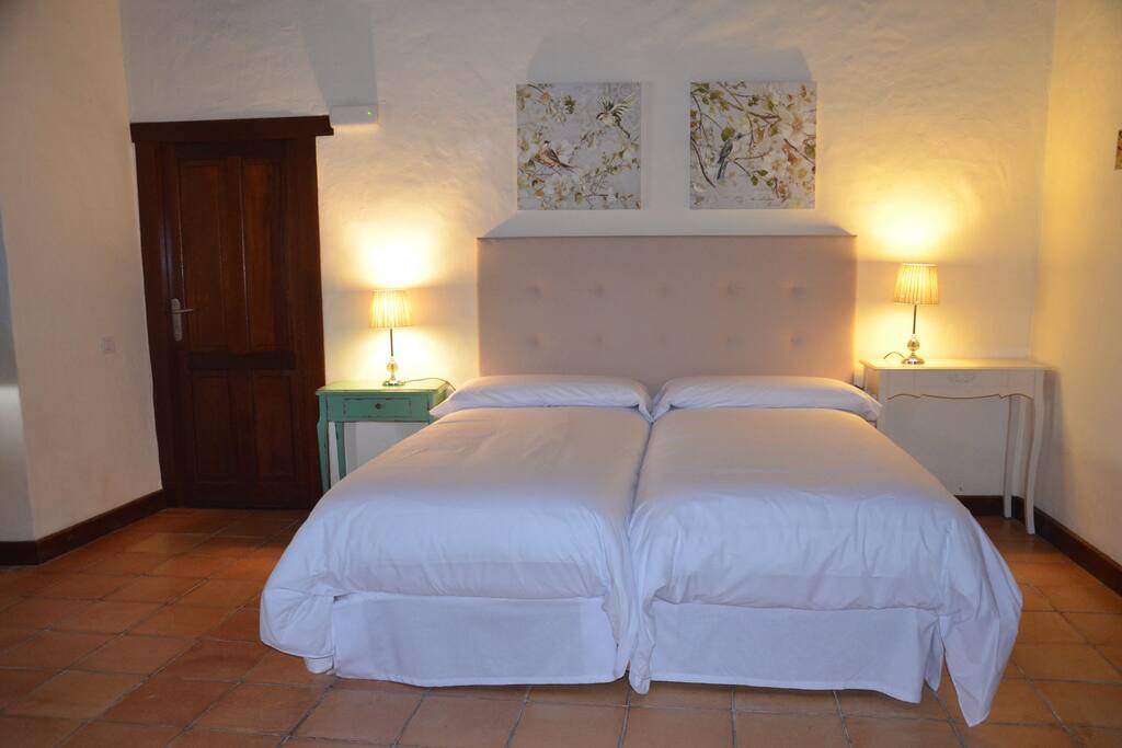 Cama doble en el apartamento