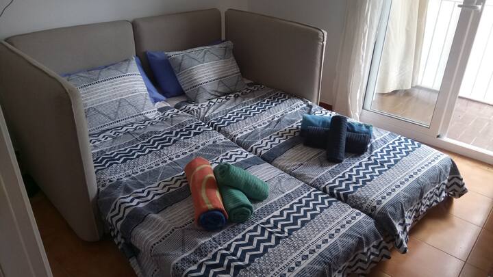 סלון/חדר שינה, ספה המורכבת מ -2 מיטות יחיד