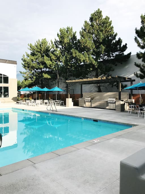 Pool, Hot Tub, BBQ, & Fire Pit