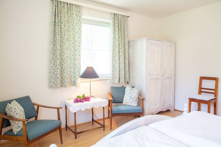 Chumba cha kwanza cha kulala - Kiti na kabati la nguo