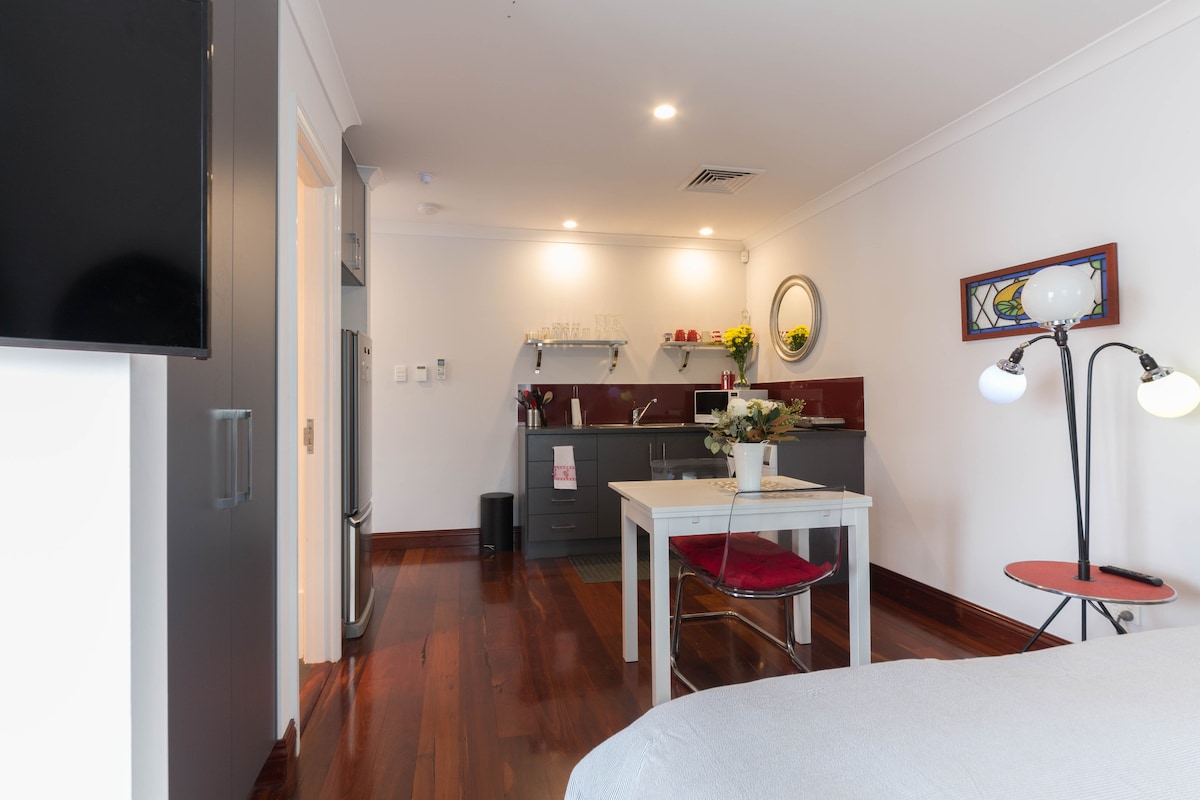Successful Airbnb property: Perth Studio: a sparkling, modern gem close to CBD in Perth