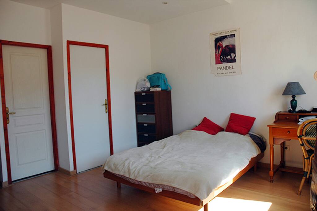 La chambre du deuxième étage, au calme, spacieuse et lumineuse avec sa salle de bain indépendante et ses WC indépendant