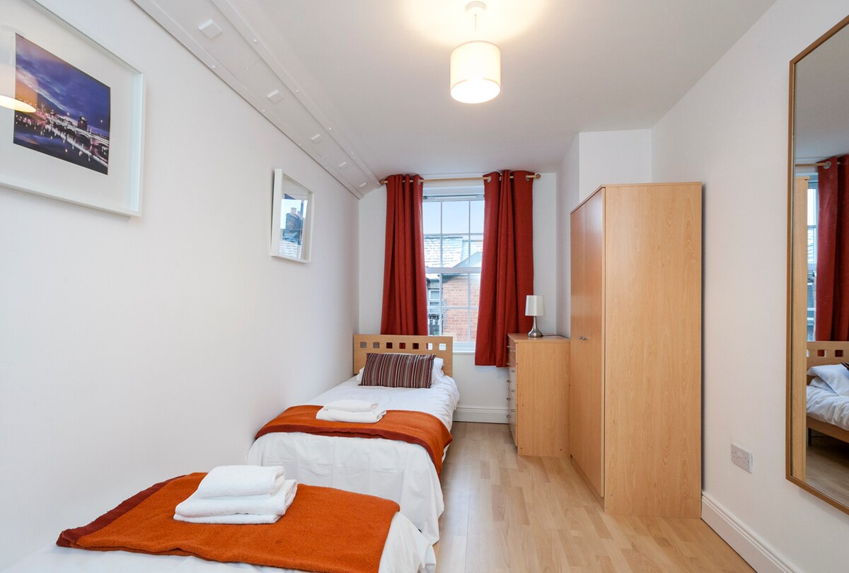 Bedroom 2 with 2 single beds