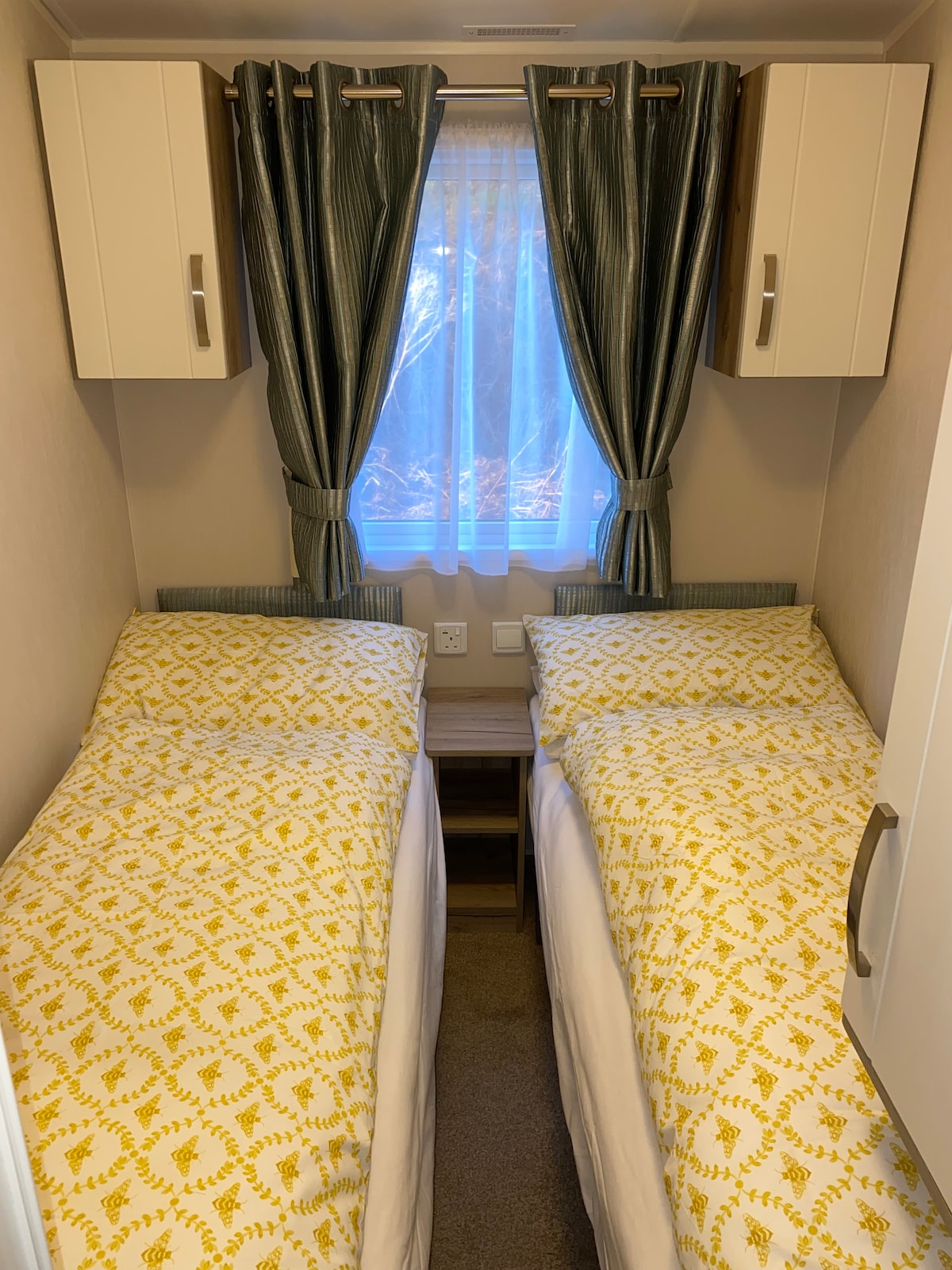 Chumba cha kulala viwili, vitanda viwili vya mtu mmoja na hifadhi ya juu.