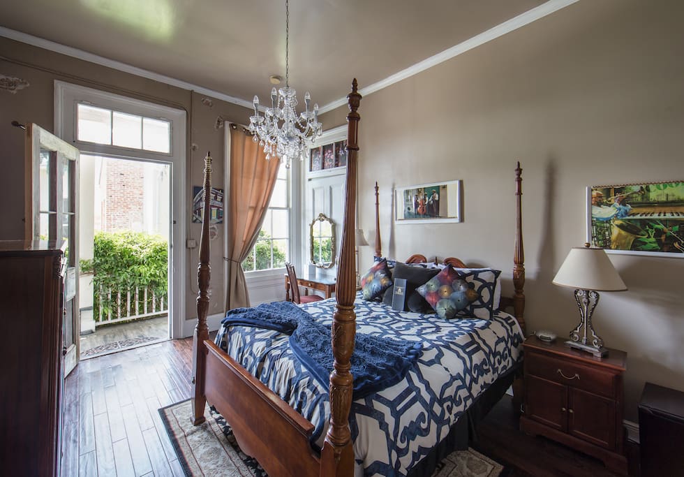 Jazz Room 2nd floor with private entrance, private bathroom, 1 memory foam queen bed, sleeps 2.