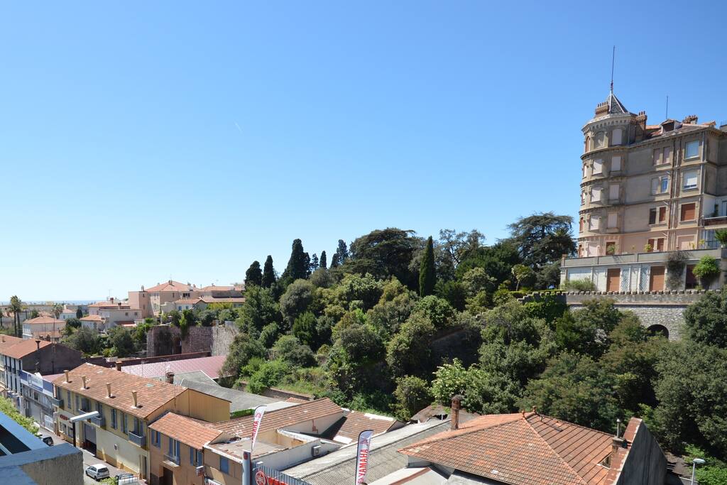 Vue de la terrasse sur le château et aperçu mer