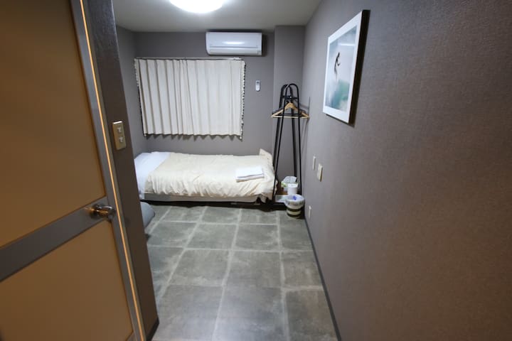 6 (with breakfast) Free bicycle rental available. Ritsurin Garden 2 min. Private room with bath & toilet