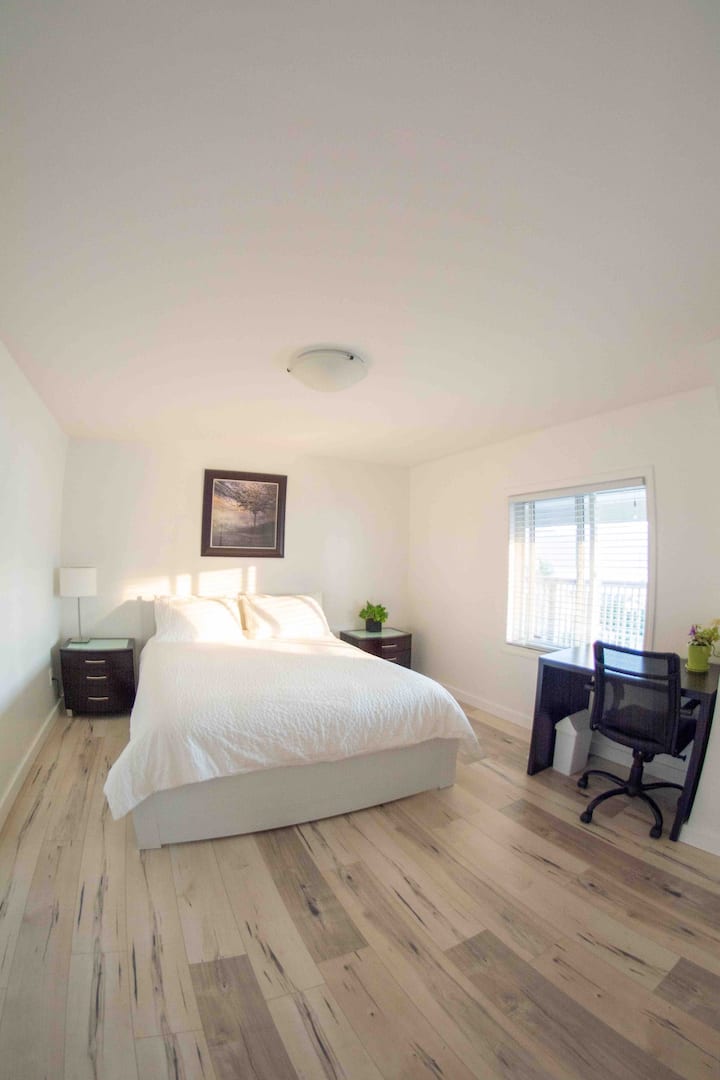 Deuxième chambre avec vue sur le lac, lit queen size.