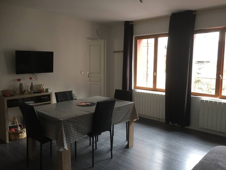 partie séjour aujourd'hui avec un peu plus de déco