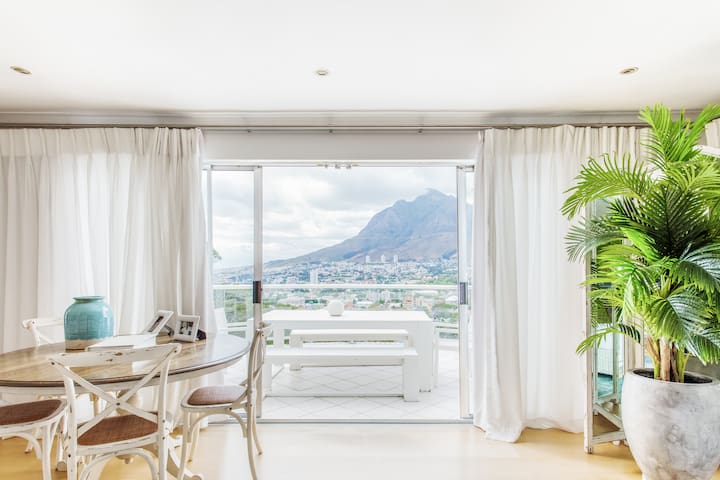 Cape Town Villa. Exquisite View of Table Mountain gallery image 2