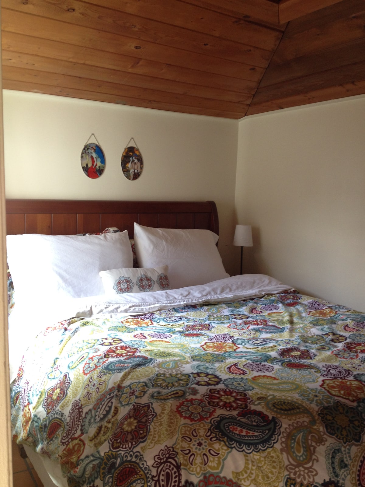 Спална соба со душек со мемори пена „Ноќна терапија“  и чаршафи со голем број на нишки.  