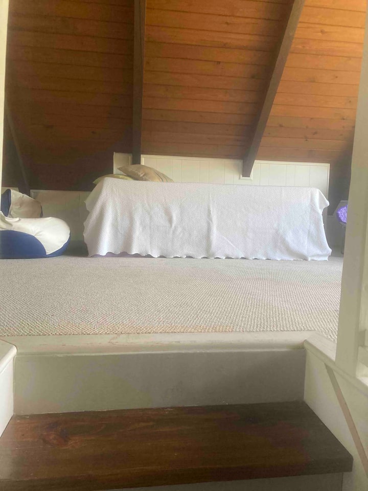 Kitanda cha mchana chenye ukubwa wa mapacha kwenye roshani