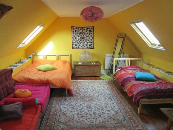 غرفة نوم تحت العلية