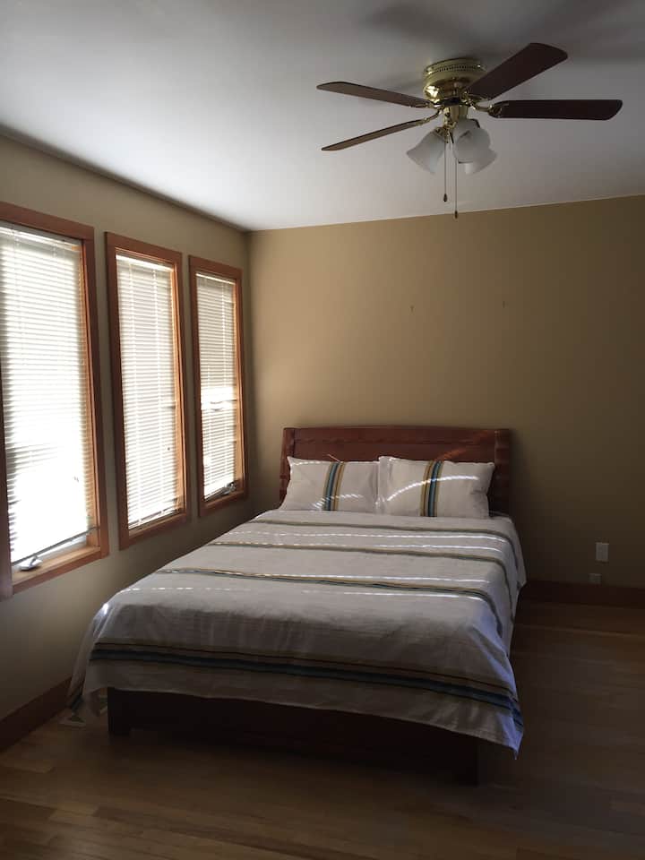 ห้องนอนใหญ่ (ชั้นล่าง)