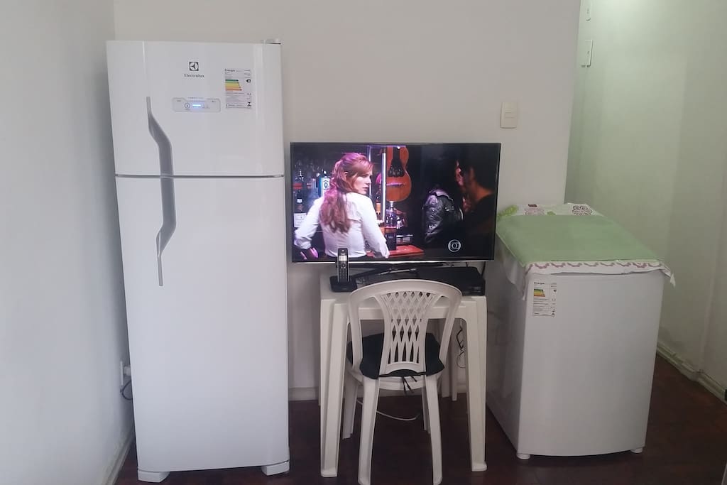 - Geladeira frost free com freezer
- TV 42" com wifi, canal a cabo e internet wifi
- Máquina de lavar de 10kg