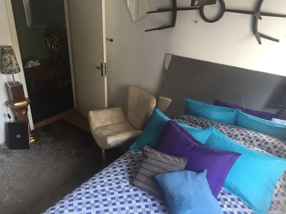Quarto para 2 pessoas, confortável e bem arejado. TV e internet