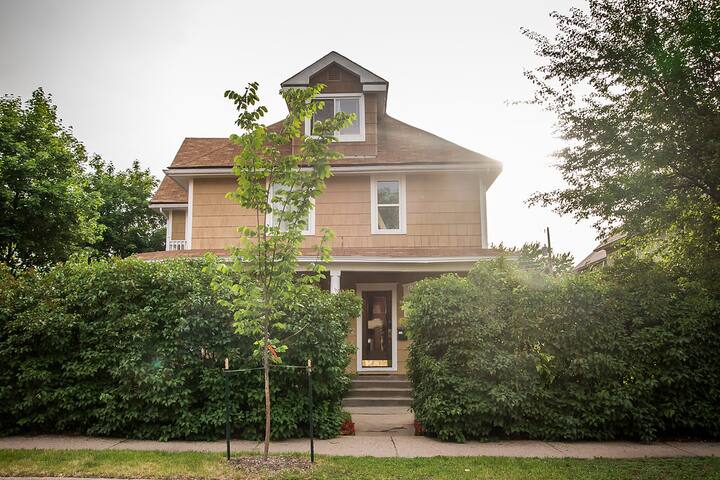 Entire 8BR Historic Mansion in the NE Arts Dist gallery image 2