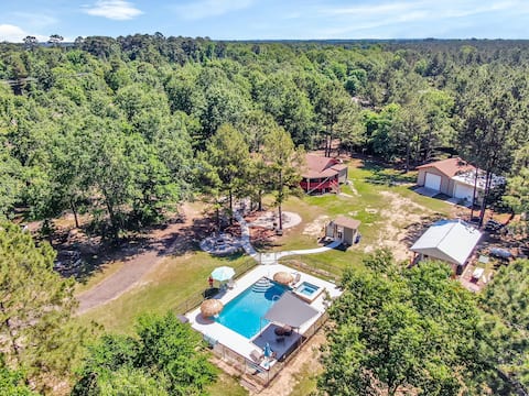 Lake Escape: Pool, Firepit, Games + Pet Friendly!