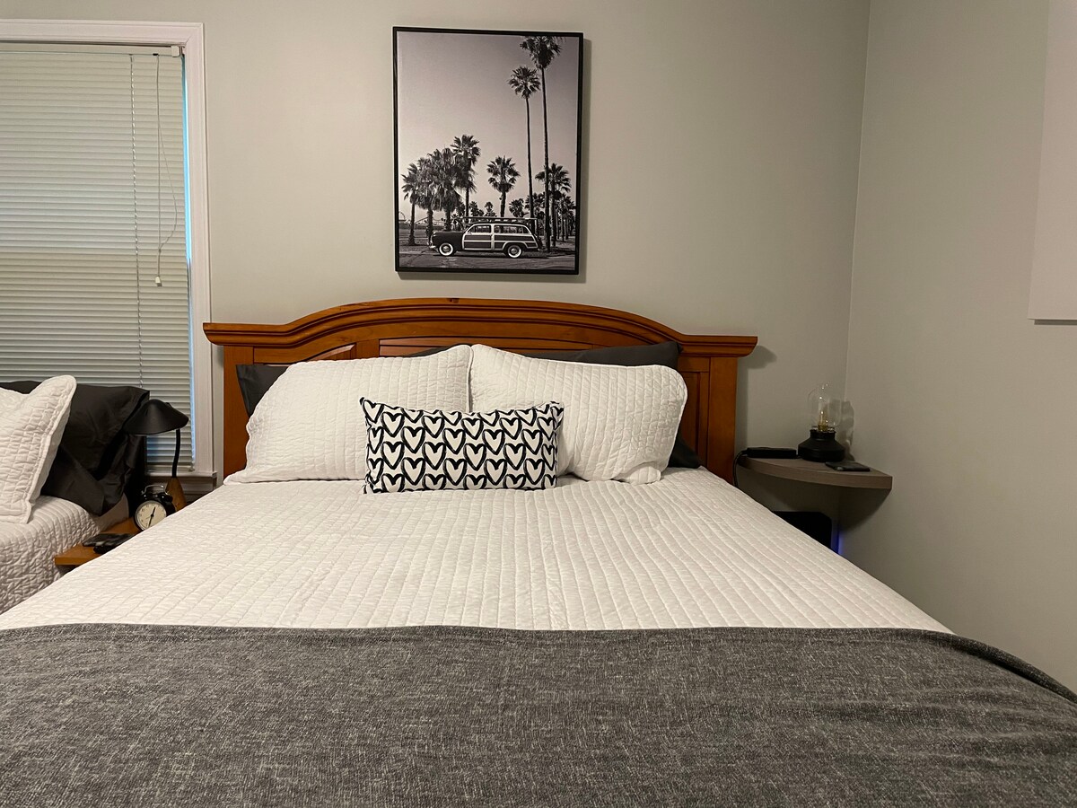 我们的黑白色或「Marilyn」房间有一张全尺寸床和一张标准双人床。  两者都配备了舒适的床垫。  每张床均配备2个USB端口和2个插座的小电源板。 这间客房还配备了43英寸电视。 