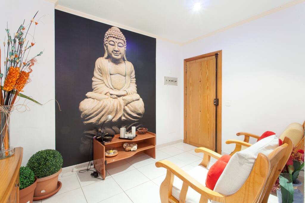 el estilo de la decoración con un gran mural de Buda en la entrada