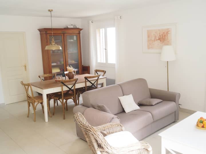 ห้องนั่งเล่นและห้องอาหาร/ห้องนั่งเล่นและห้องอาหาร 