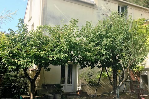 Small garden apartment by the river Seine