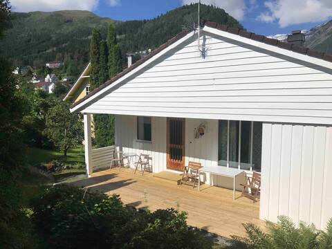 Villa Holmen 2
Very central in Balestrand