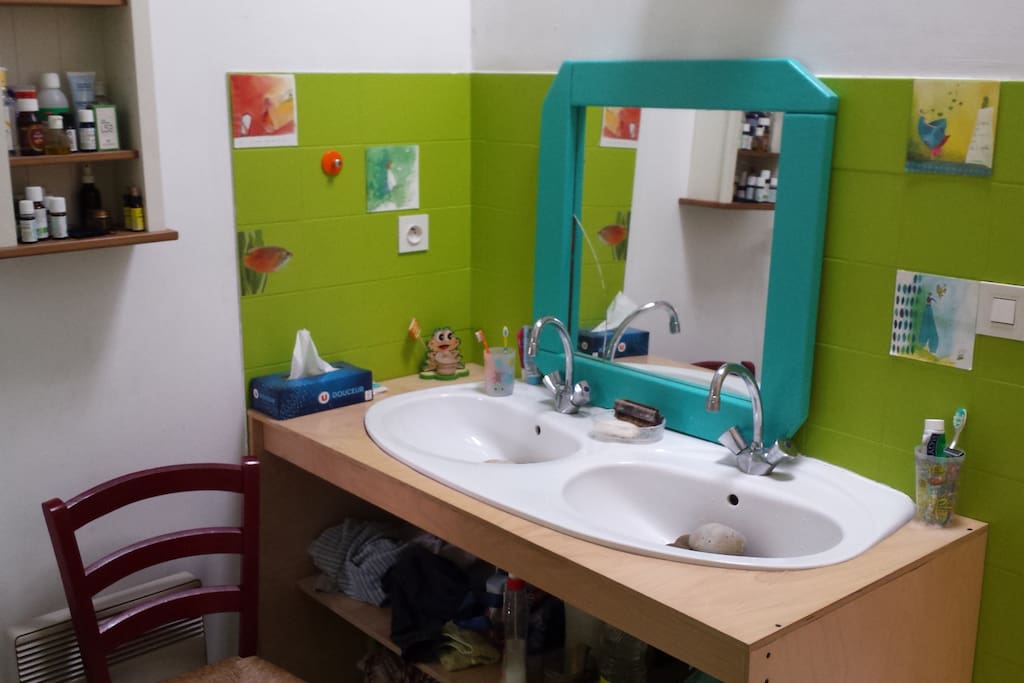 Salle de bain avec baignoire